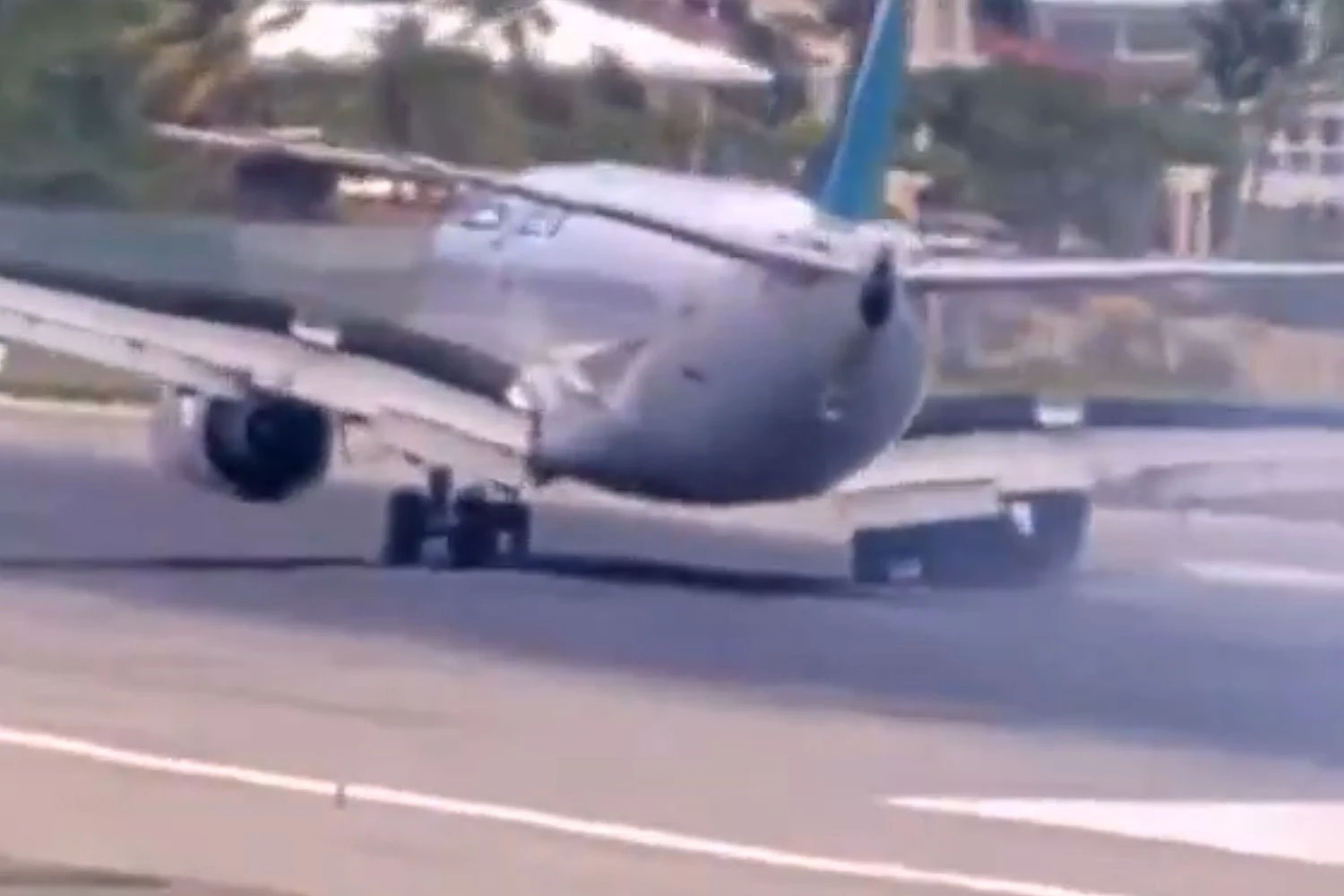 Boeing 737-800 da WestJet tem trem colapsado após pousar em St Maarten