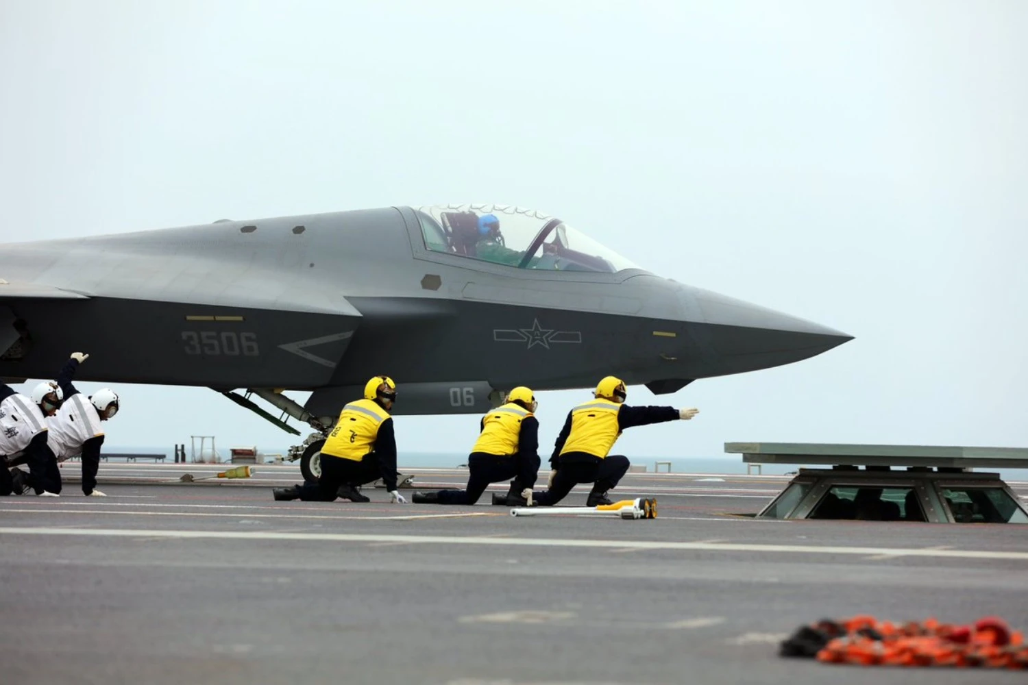 China surpreende ao revelar testes de seu novo porta-aviões com caça avançados J-35