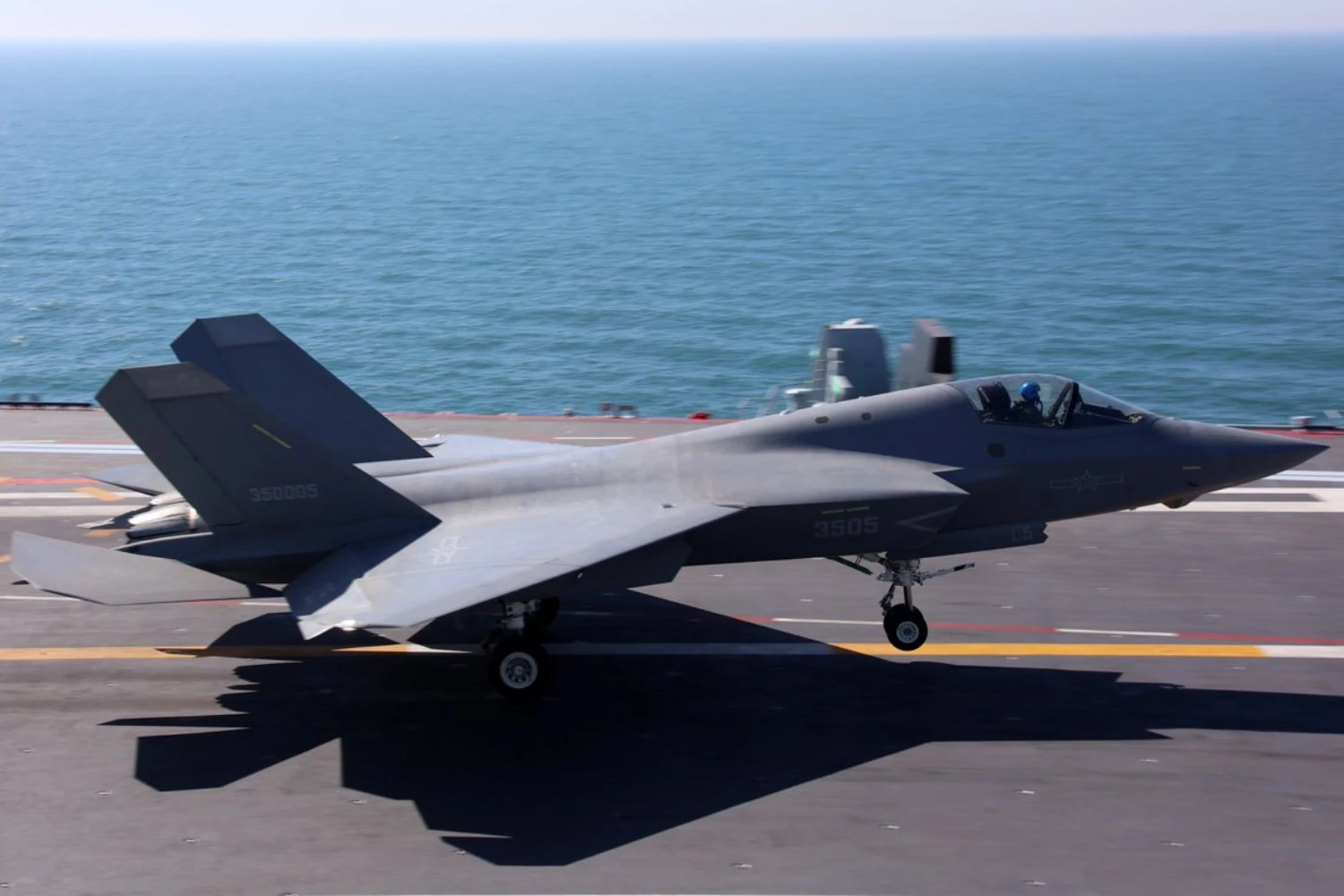 O caça stealth J-35 operando a bordo do porta-aviões Fujian