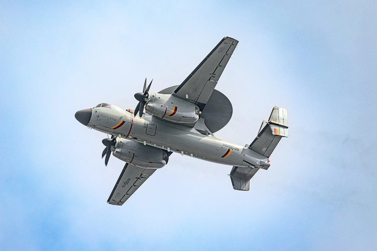 O turbo&eacute;lice KJ-500A, de alerta a&eacute;reo antecipado, &eacute; um clone do E-2 Hawkeye, dos EUA (M&iacute;dia chinesa)