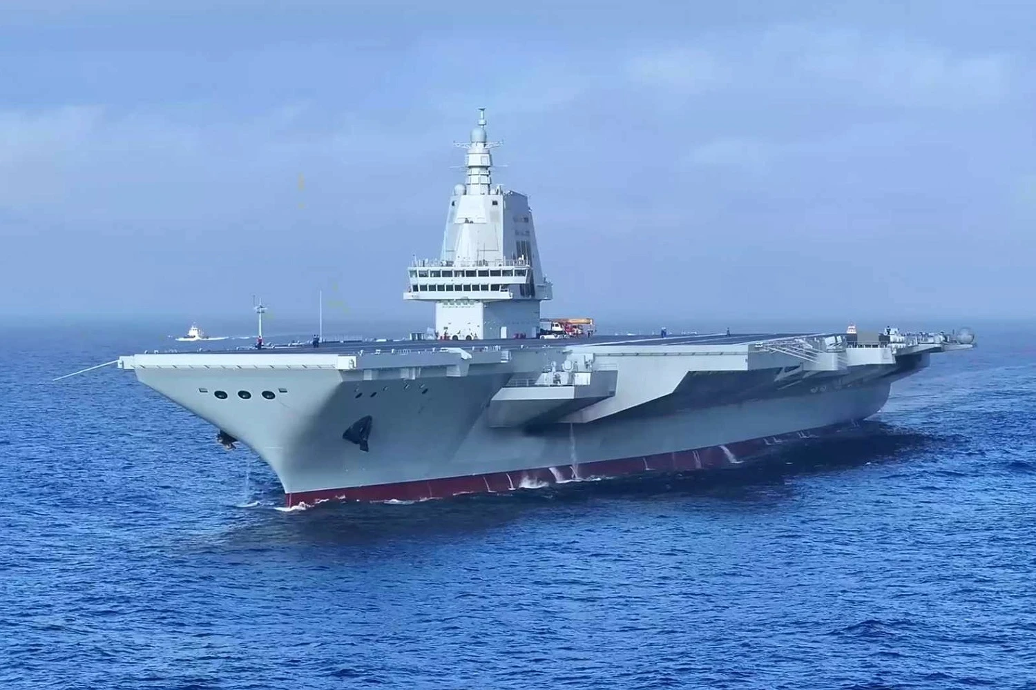 Porta-aviões chinês Fujian transita pelo Estreito de Taiwan durante testes no mar