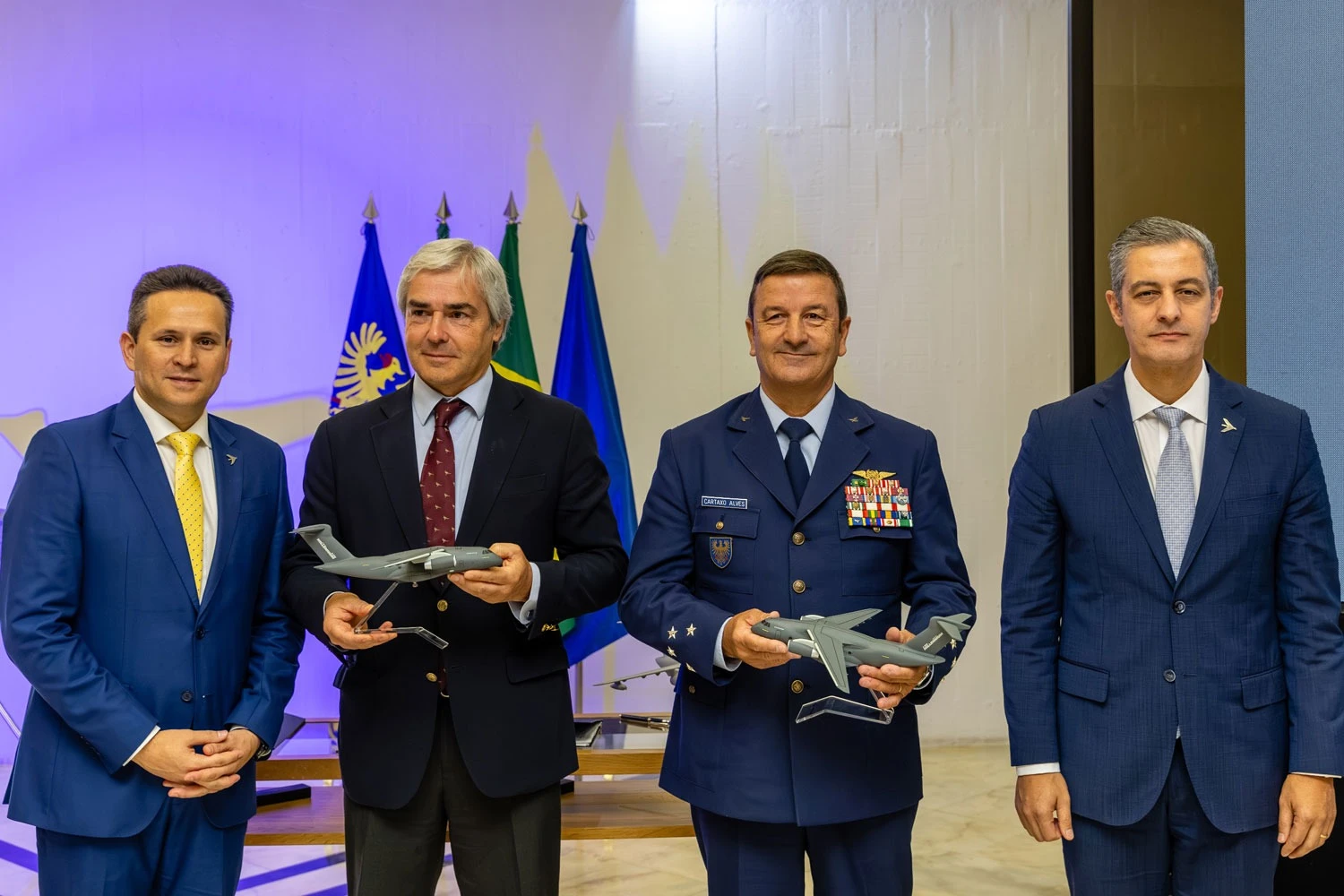 Representantes da Embraer e do governo portugu&ecirc;s (Embraer)