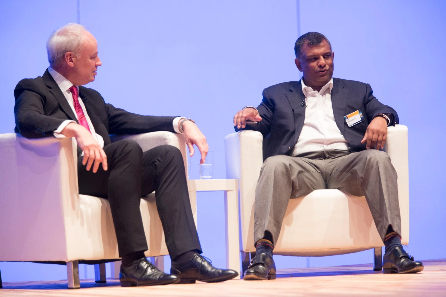 Tony Fernandres (direita), CEO da AirAsia (World Travel &amp; Tourism Council)