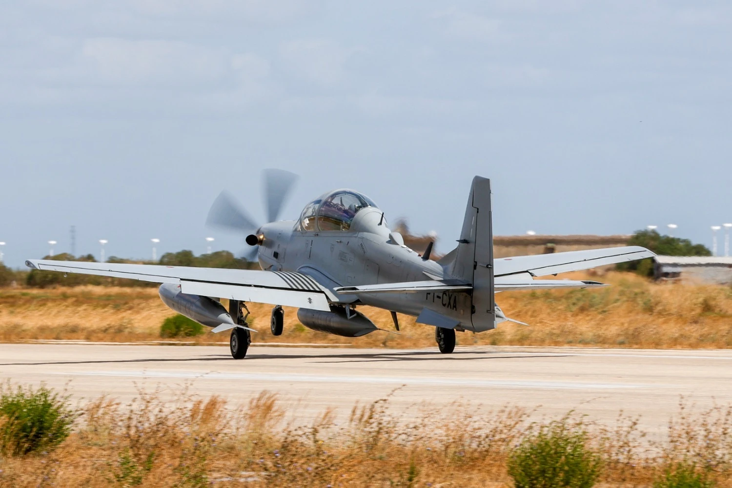 Um dos tr&ecirc;s Super Tucanos portugueses pousa no pa&iacute;s (Embraer)