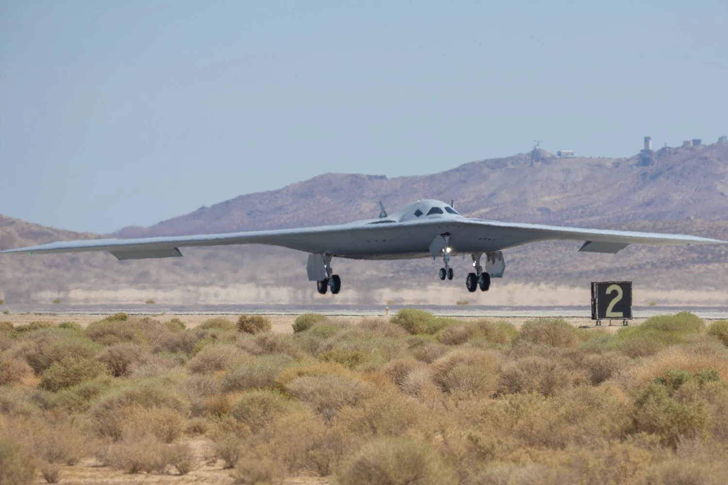 Piloto operacional realiza primeiro voo com bombardeiro B-21 Raider de sexta geração