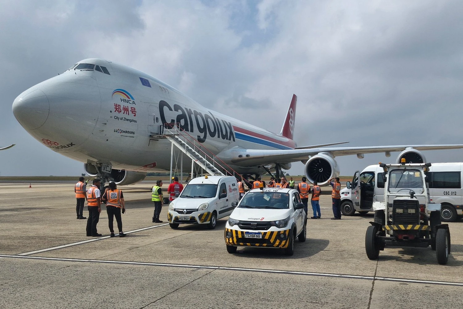Boeing 747 cargueiro da Cargolux com equipamentos da F1 (Viracopos)