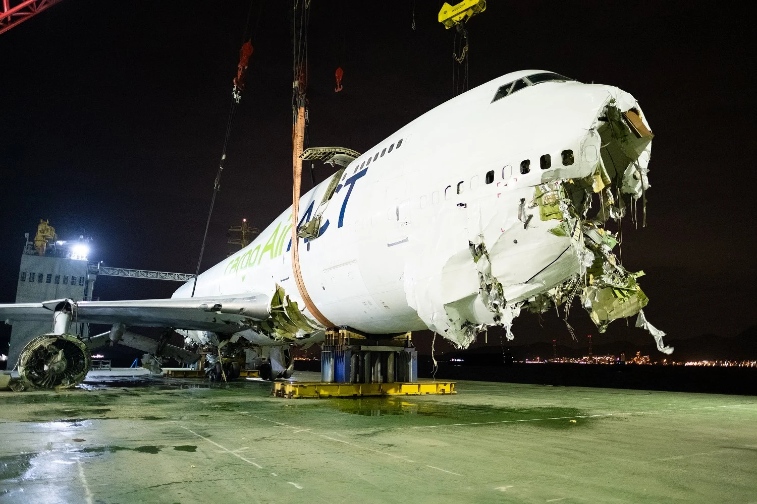 Destro&ccedil;os da aeronave foram colocados em suportes no navio