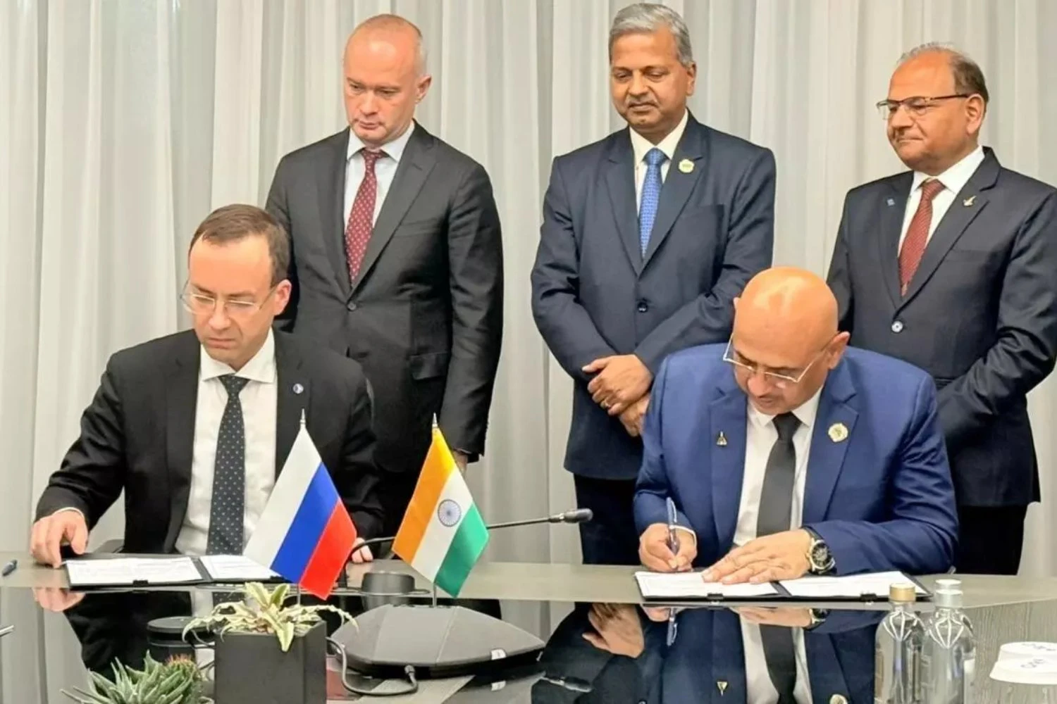 Executivos da UAC e HAL assinam Memorando de Entendimento em Moscovo.