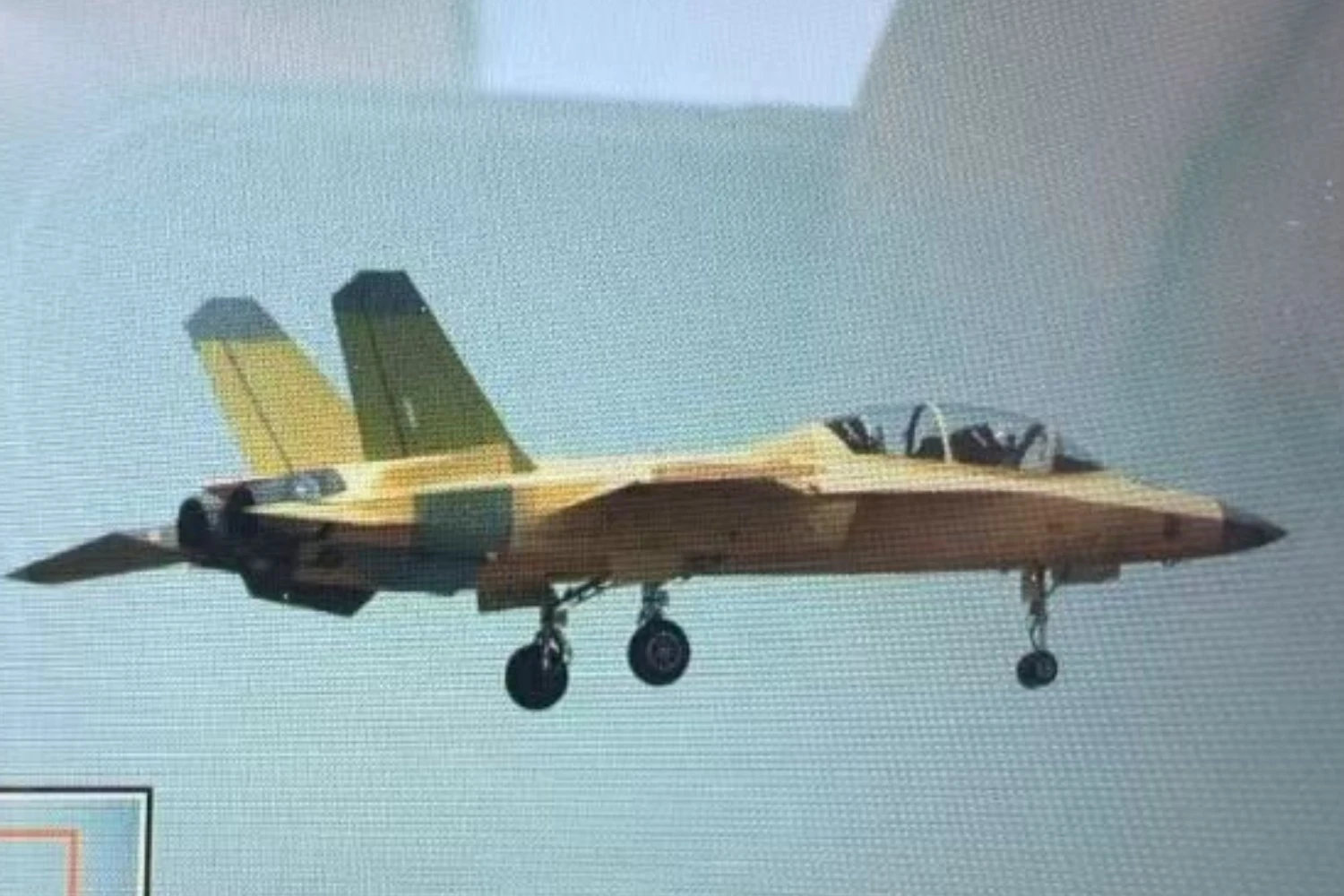Novo treinador a jato chin&ecirc;s de dois motores