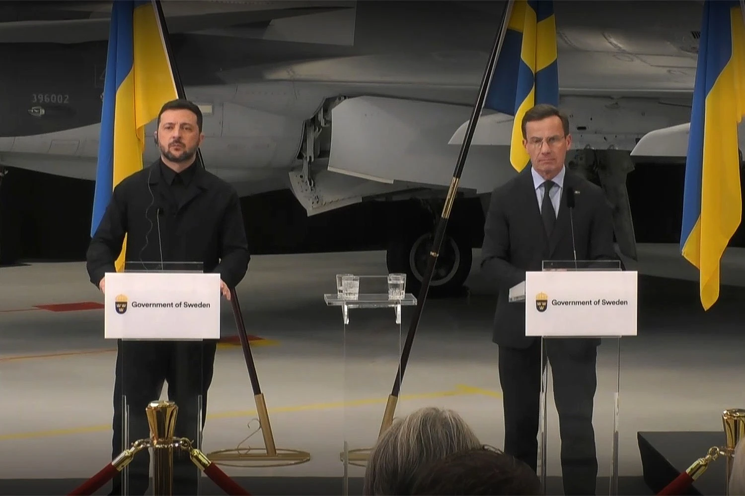 O Primeiro-Ministro sueco Ulf Kristersson e o Presidente ucraniano Volodymyr Zelensky