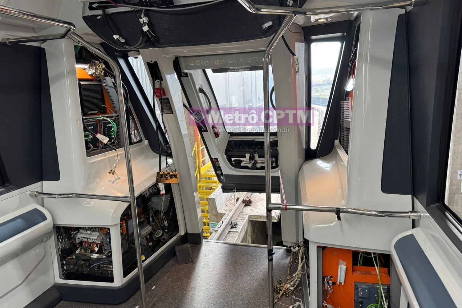 Paineis de equipamentos do Aeromovel (ANAc)