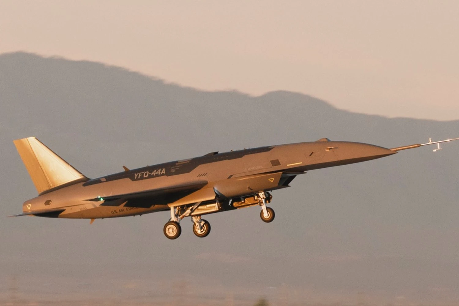 YFQ-44A primeiro voo