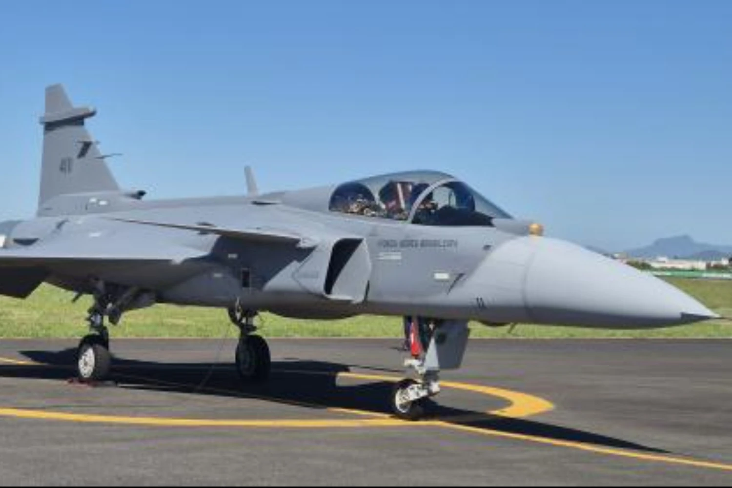 Aeronave da Saab chegou ao pa&iacute;s de navio (FAB)