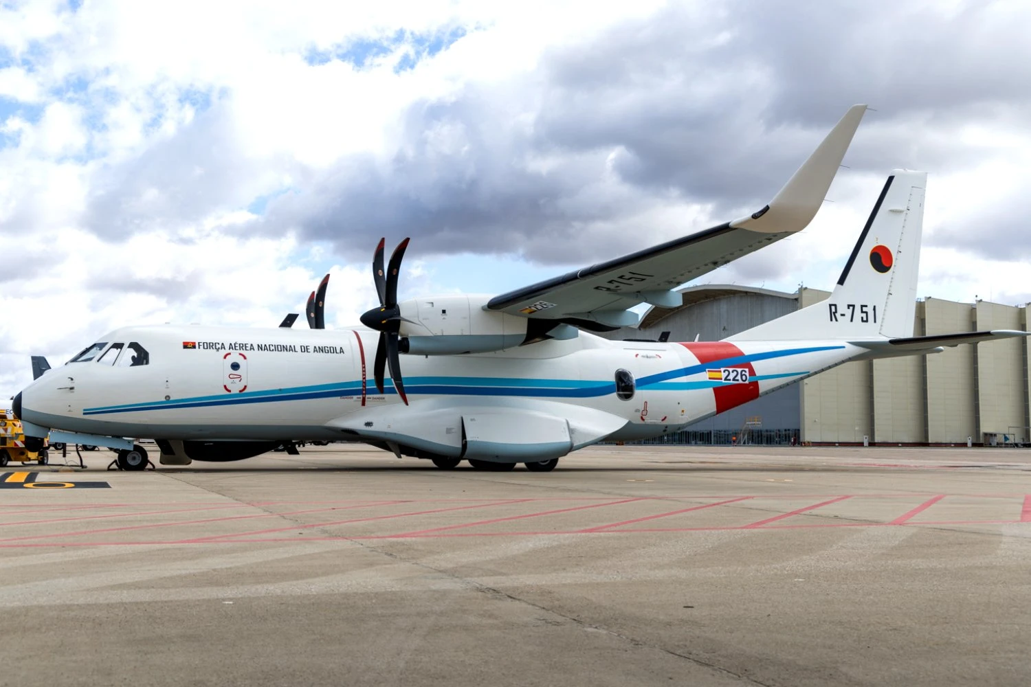 Avi&atilde;o Angola C295 MPA