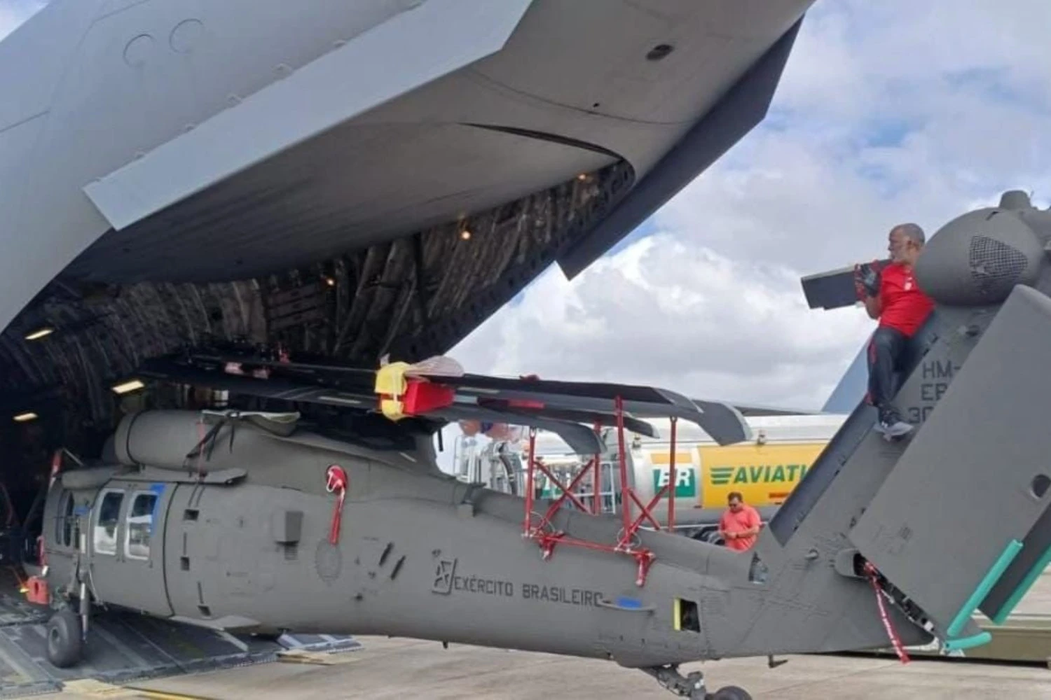 Black Hawk foi trazido por um C-17 até Guarulhos (Exército Brasileiro)
