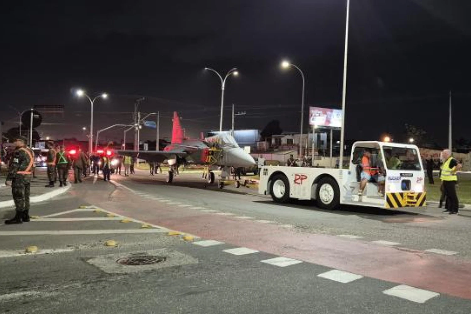Ca&ccedil;a Gripen sendo rebocado at&eacute; o Aeroporto de Navegantes (FAB)