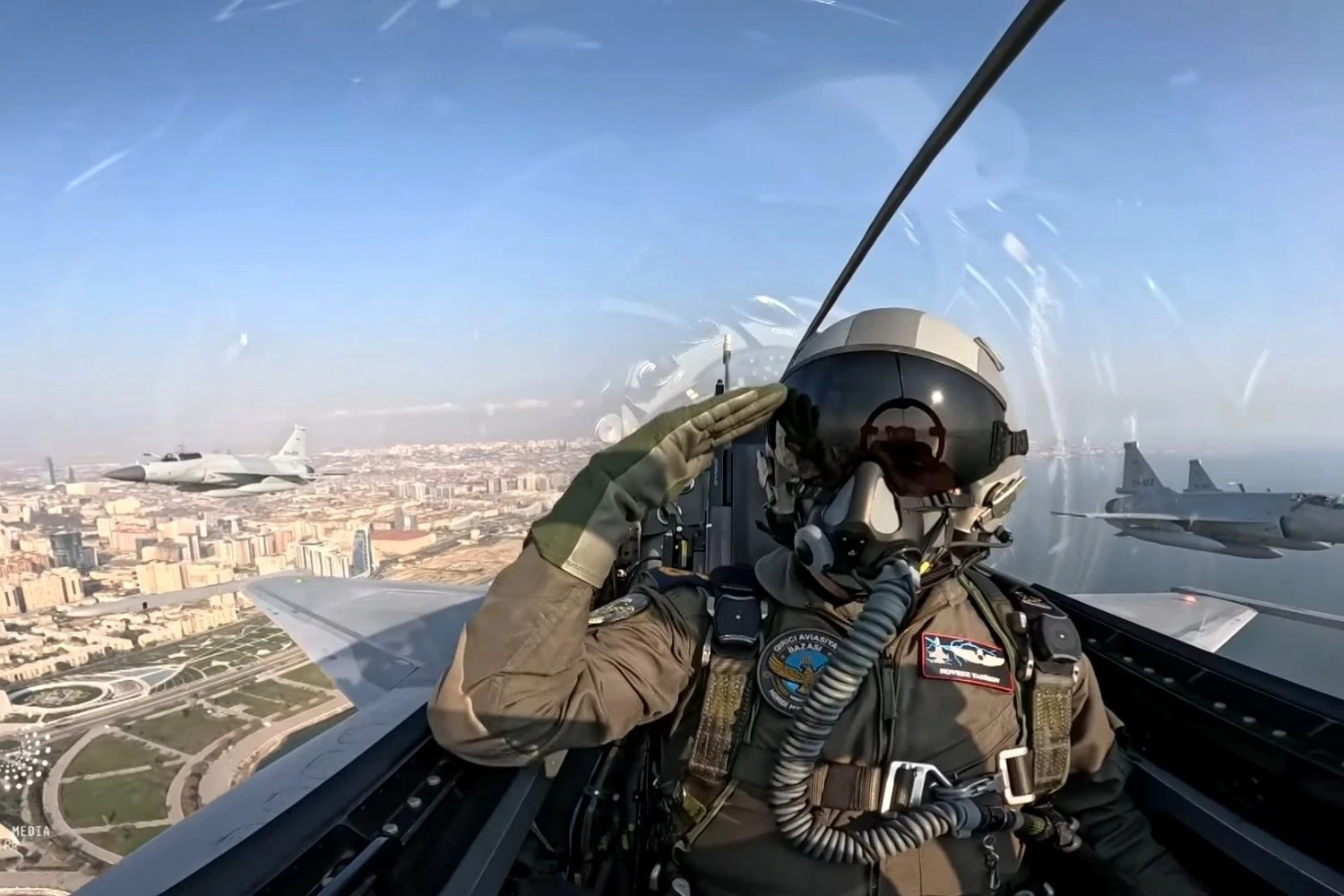 Azerbaijão apresenta cinco caças JF-17 Block III no desfile militar de Baku