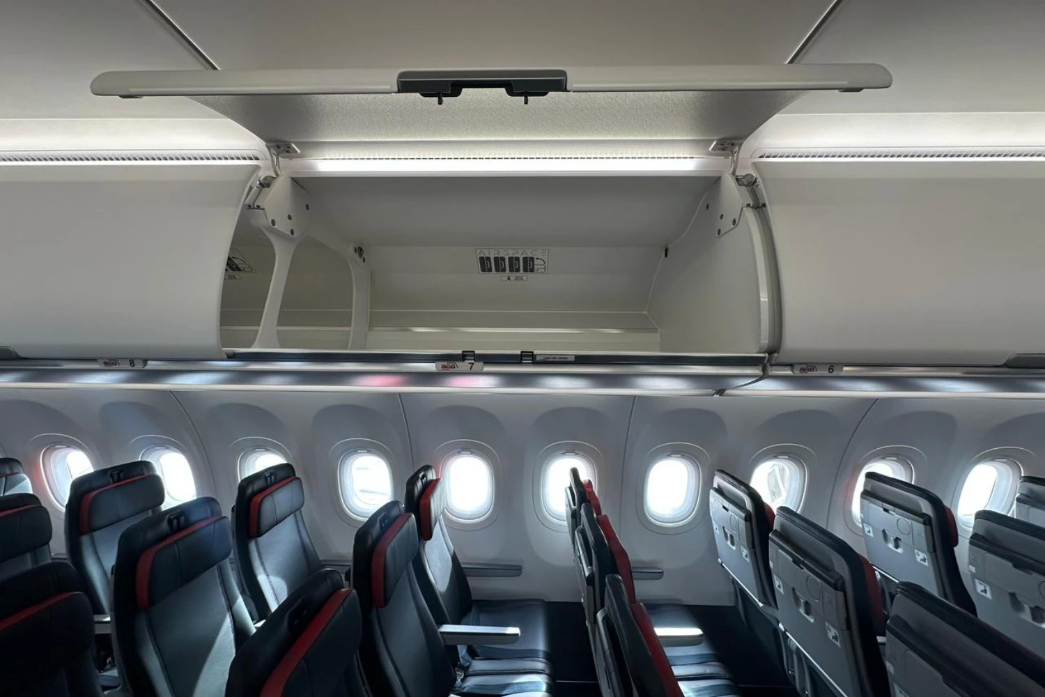 Compartimento de bagagem superior (Avianca)