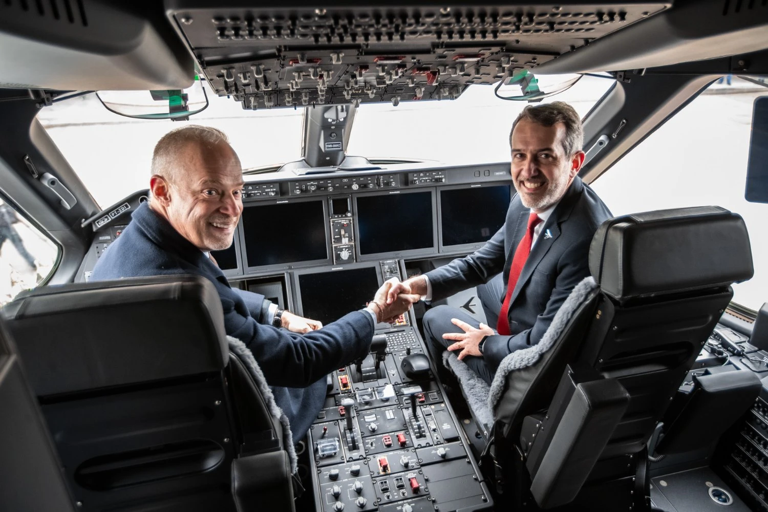 Embraer e a For&ccedil;a A&eacute;rea H&uacute;ngara celebram entrega (Embraer)
