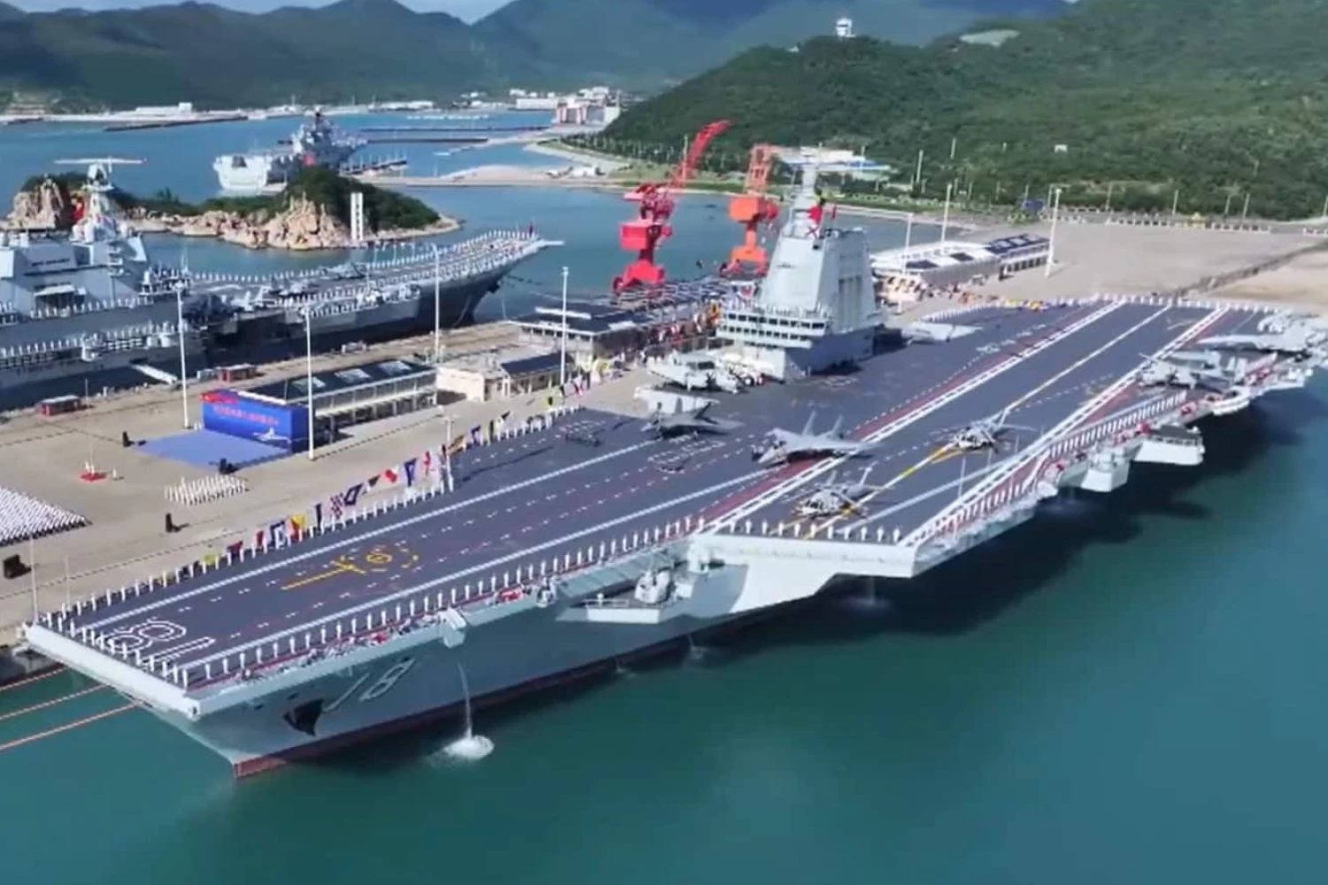 Fujian e seus avi&otilde;es, alguns dos quais foram constru&iacute;dos especificamente para operar no porta-avi&otilde;es.