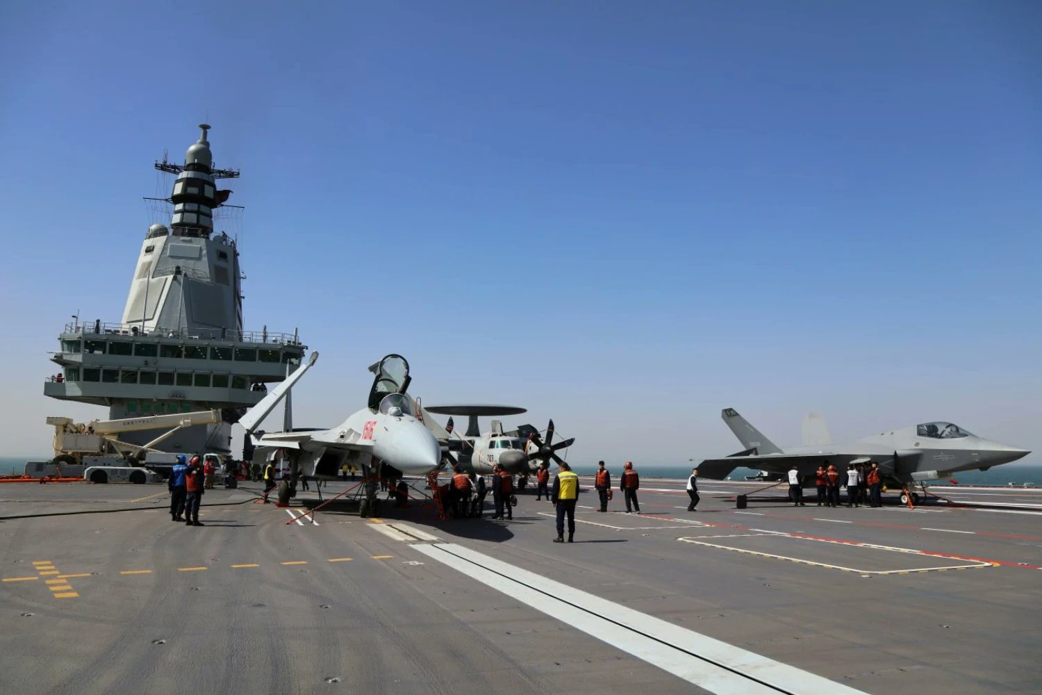 O J-15T, o KJ-600 e o ca&ccedil;a J-35