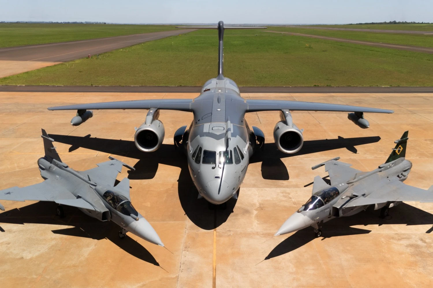 O KC-390 com dois ca&ccedil;as F-39E Gripen em Gavi&atilde;o Peixoto (Embraer)