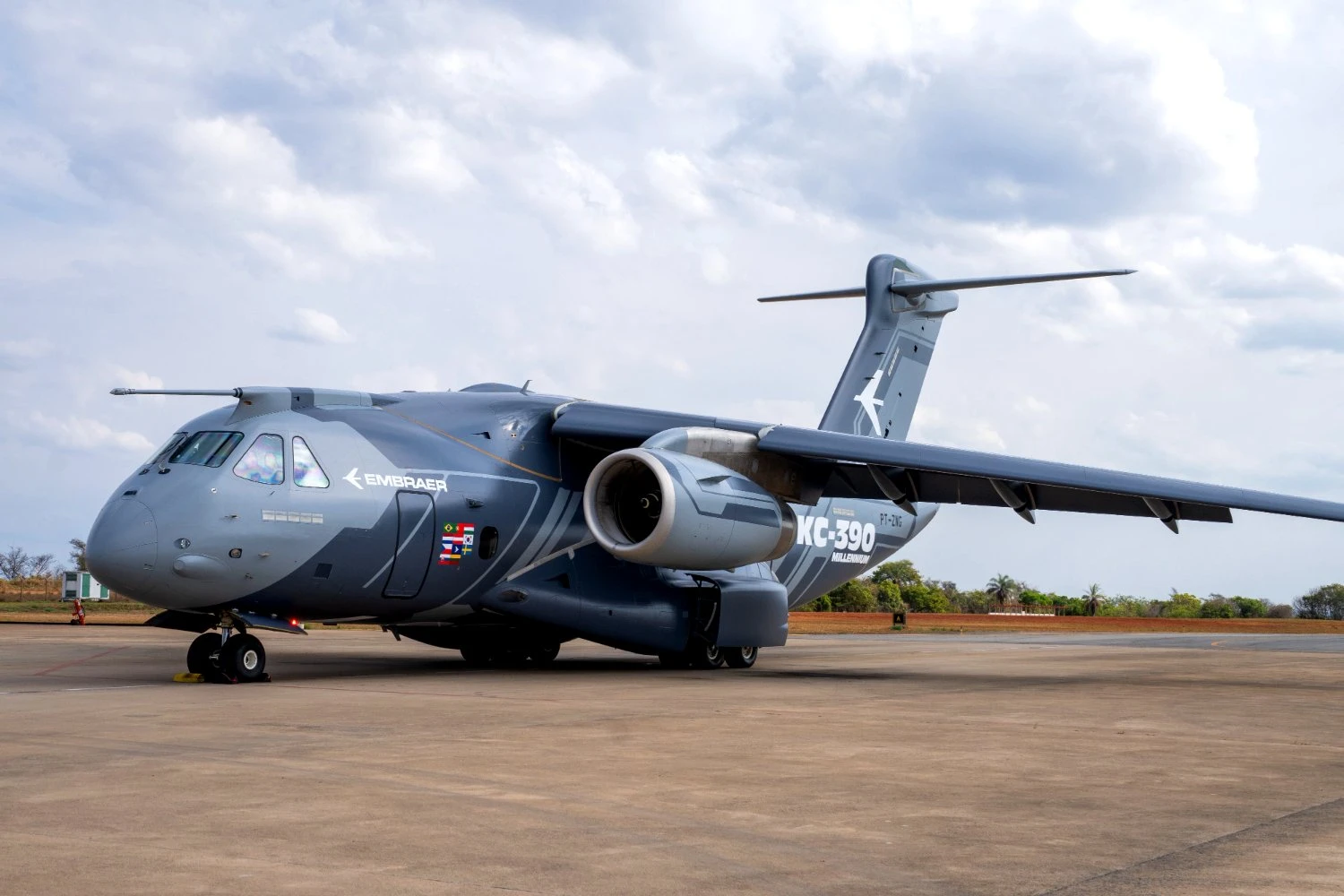 Embraer leva KC-390 Millennium com nova pintura ao Dubai Airshow