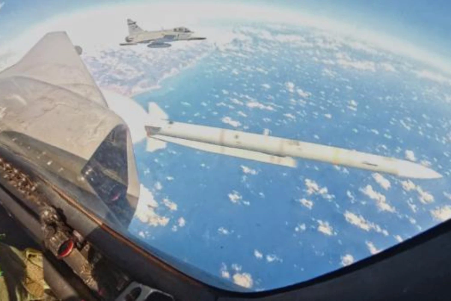 O míssil Meteor é lançado do Gripen (FAB)