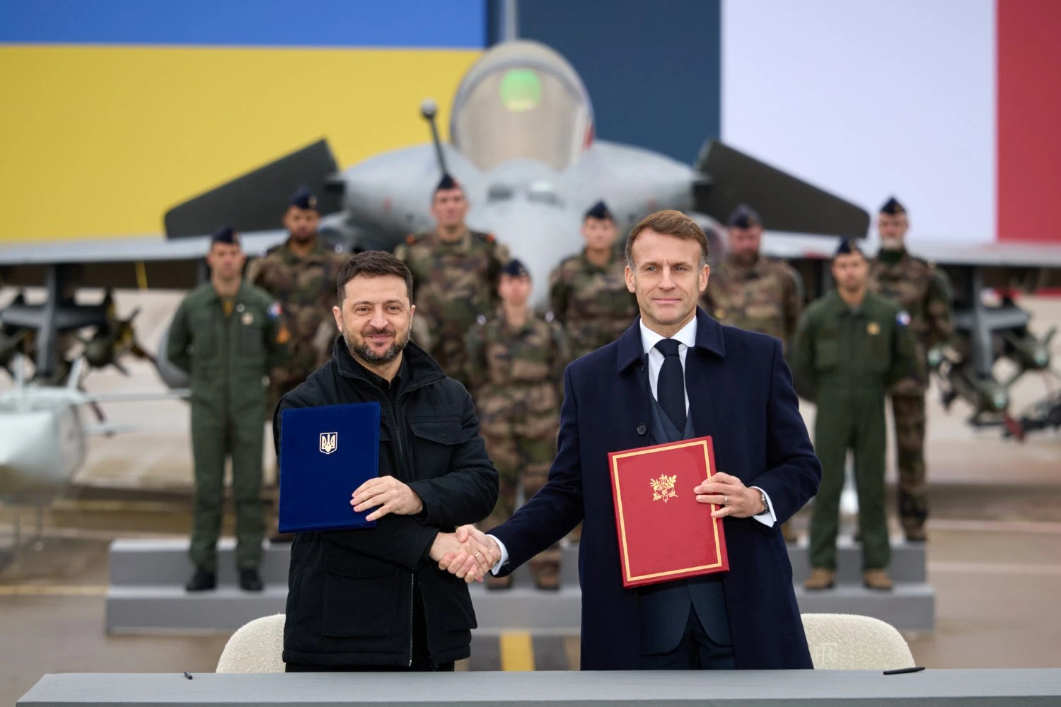 Os presidentes Volodymyr Zelenskiy e Emmanuel Macron