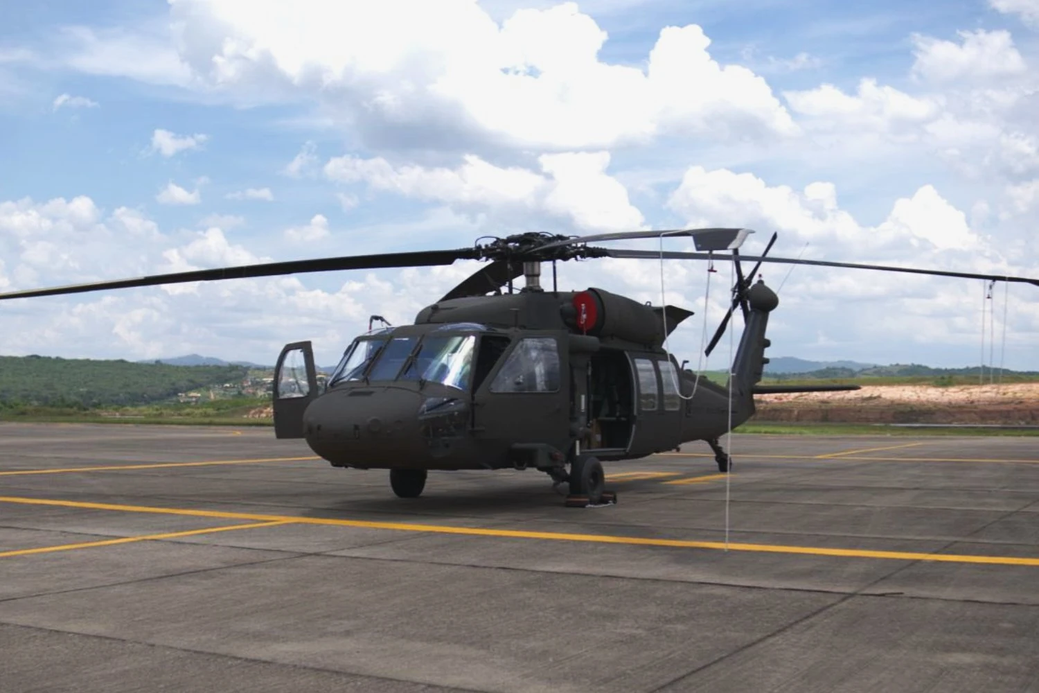 Primeiro UH-60M Black Hawk do Exército Brasileiro chega a Taubaté