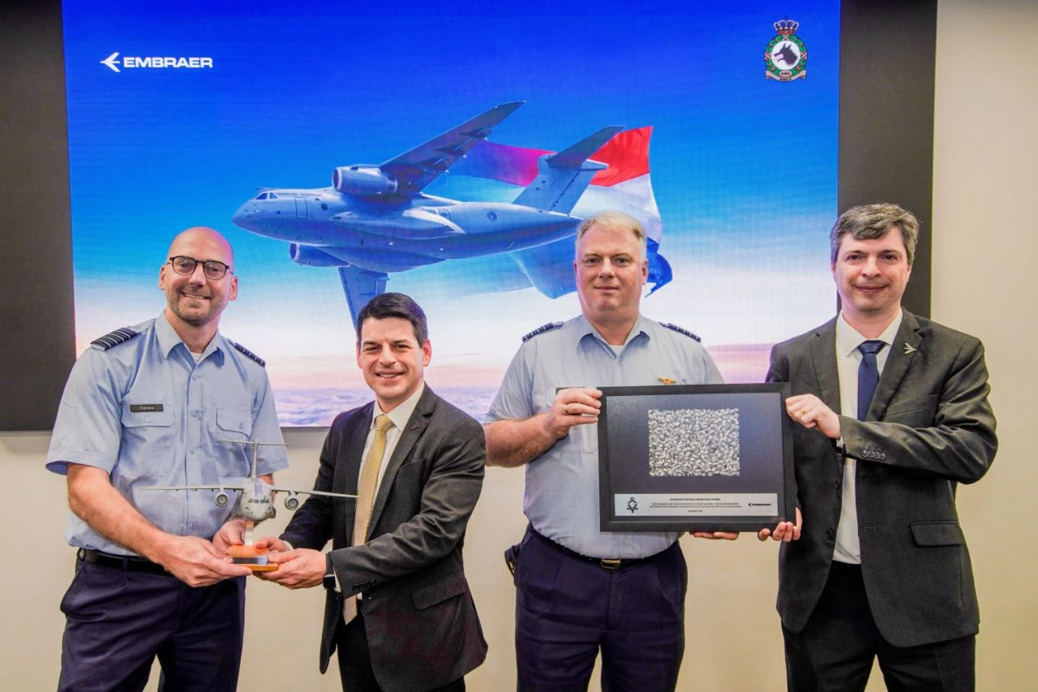 Representantes da Real For&ccedil;a A&eacute;rea da Holanda e da Embraer (Embraer)