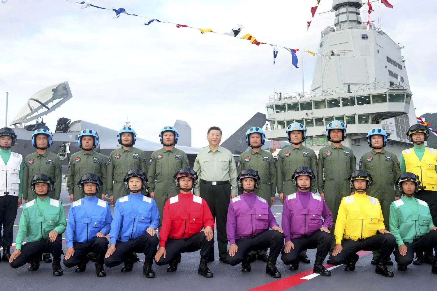 Xi Jinping comissiona o porta-aviões Fujian, primeiro da China com aviões stealth