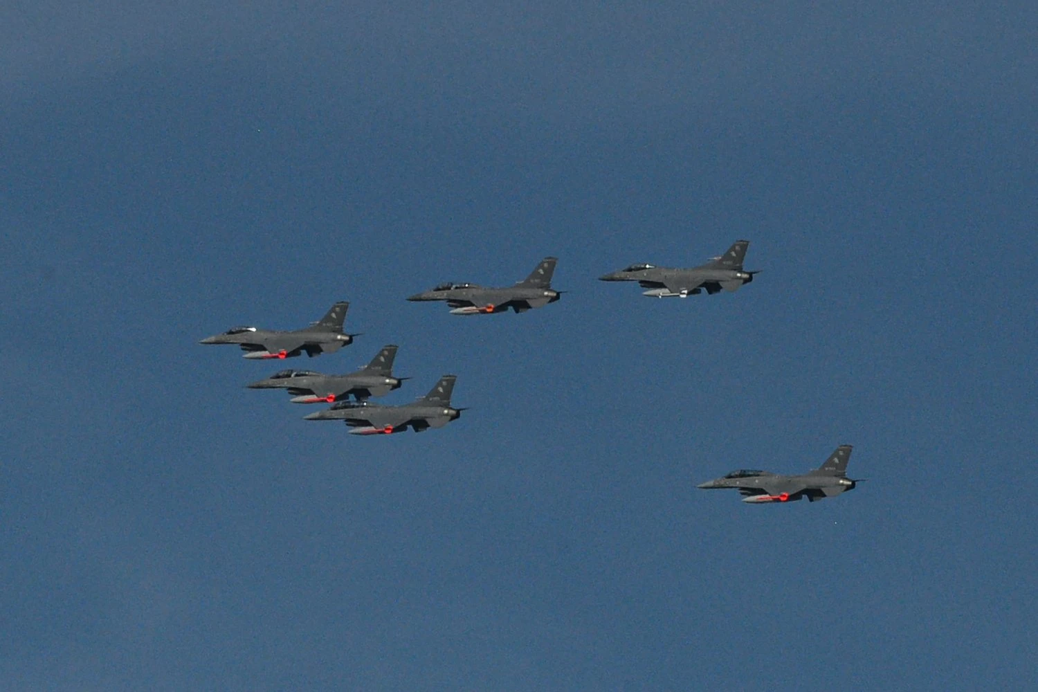 Ca&ccedil;as F-16 sobrevoam Buenos Aires (GA)