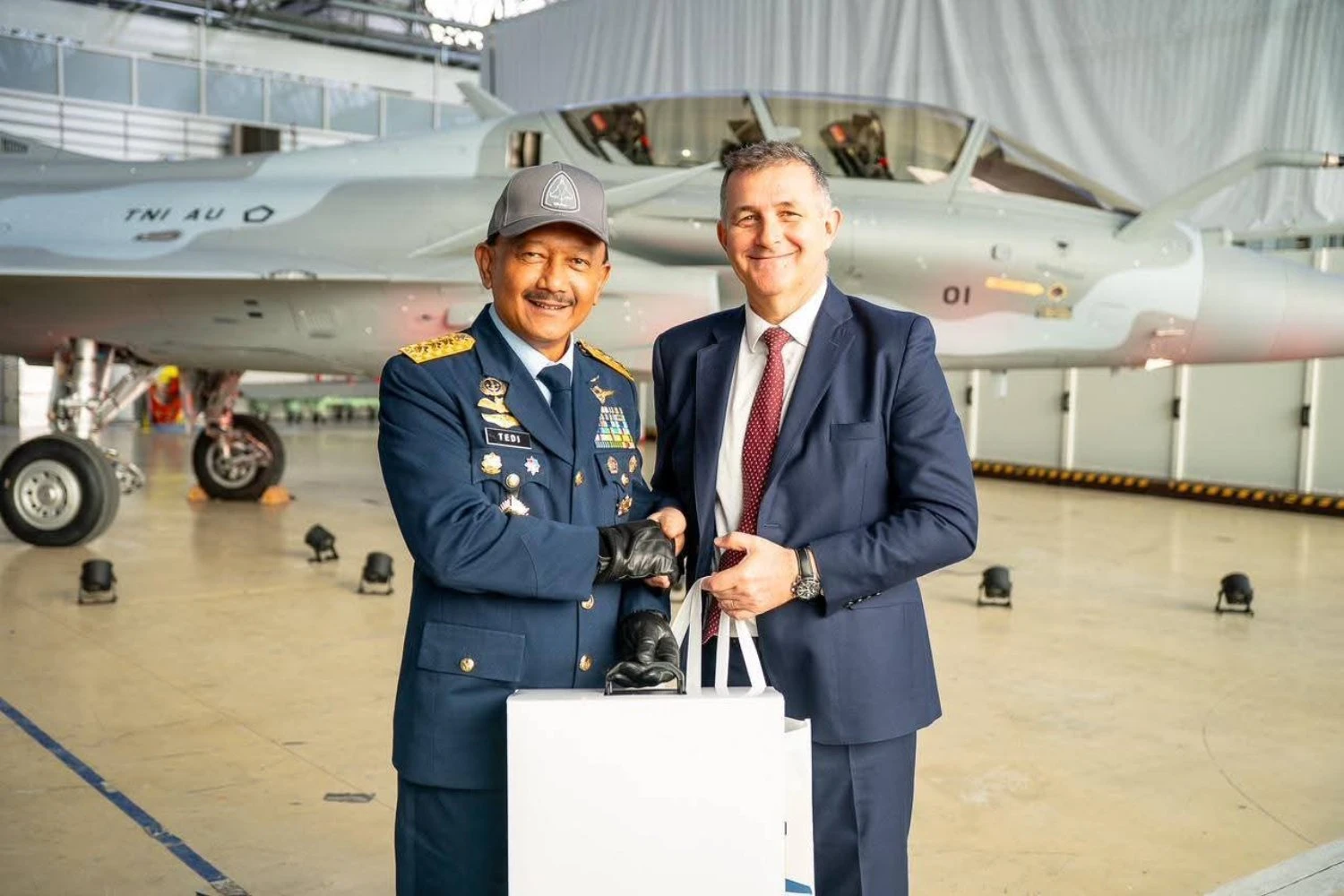 Cerim&ocirc;nia de aceita&ccedil;&atilde;o dos primeiros ca&ccedil;as Rafale indon&eacute;sios