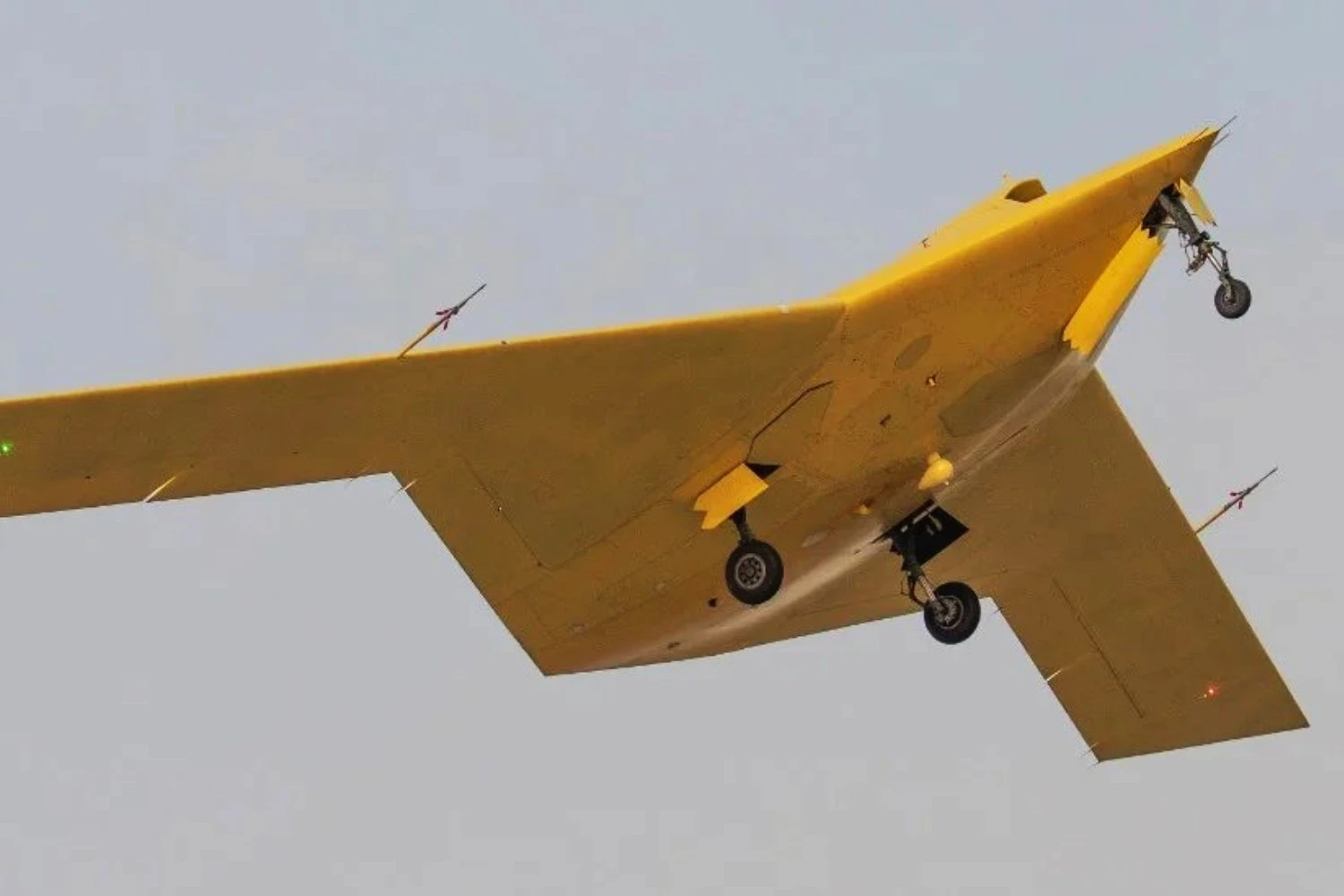 Novo avião invisível chinês não tripulado completa seu primeiro voo