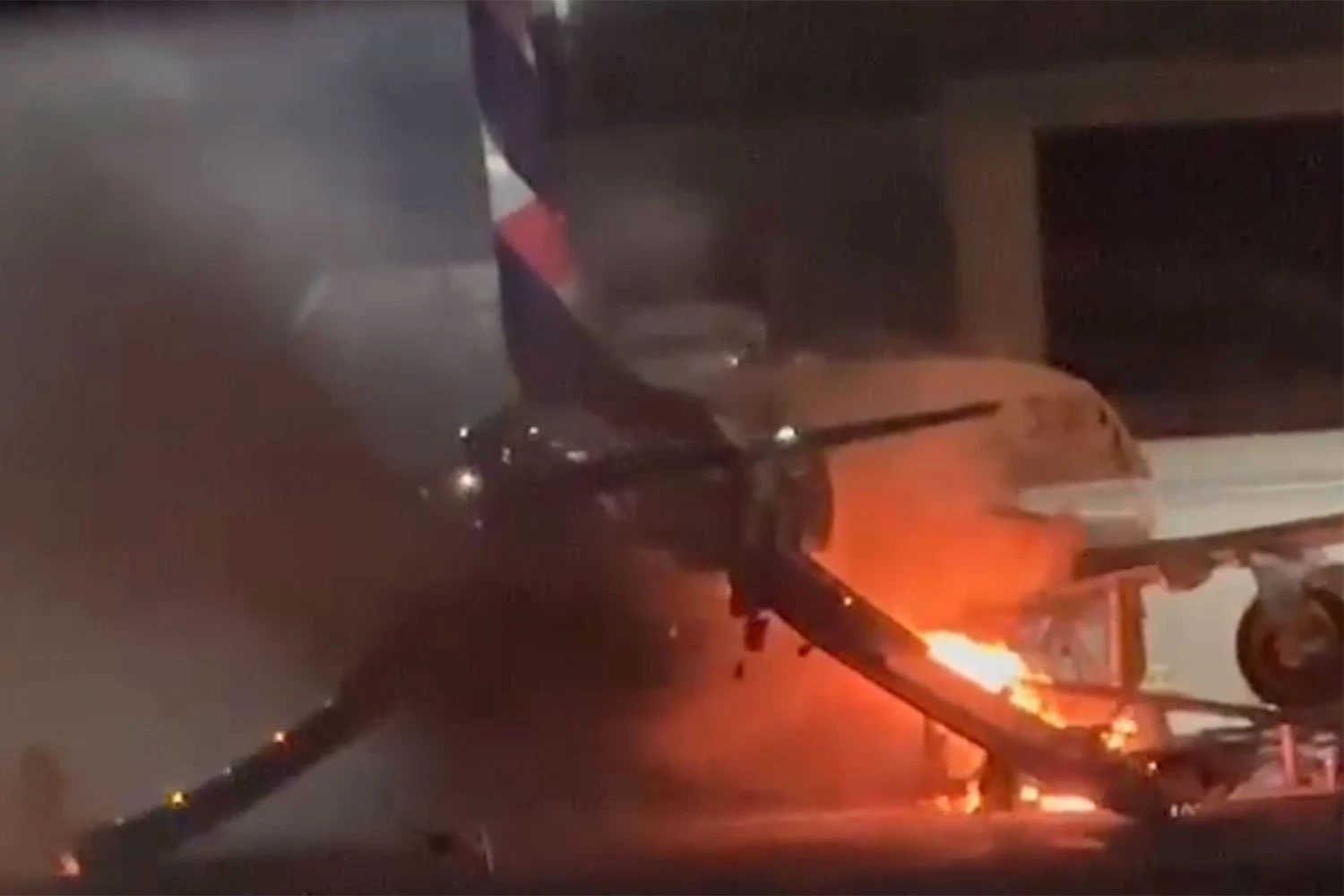 Airbus A320 da LATAM é evacuado após incêndio em esteira de bagagem em Guarulhos