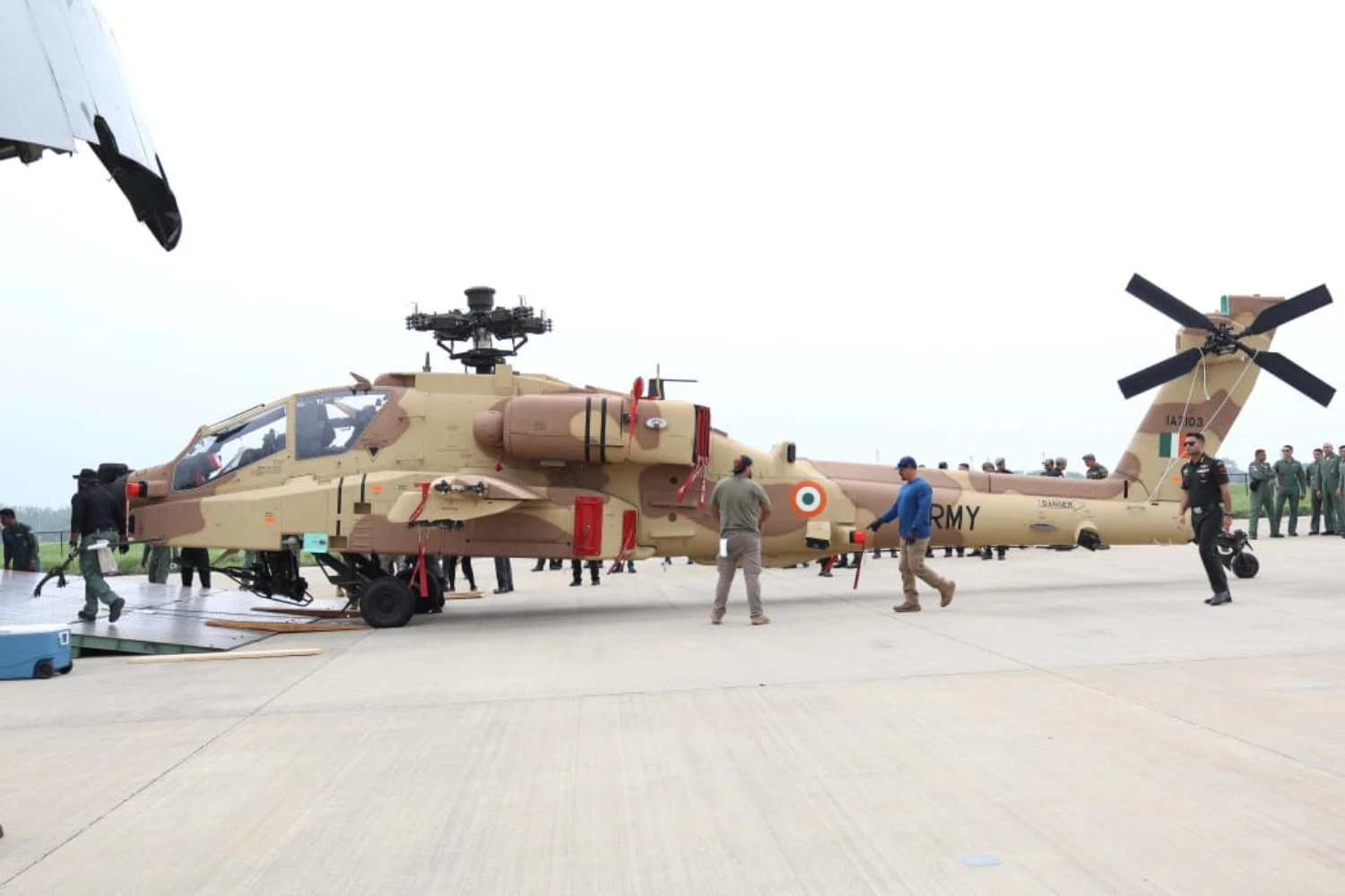 Exército Indiano recebe os três últimos AH-64E Apaches de uma encomenda de seis unidades