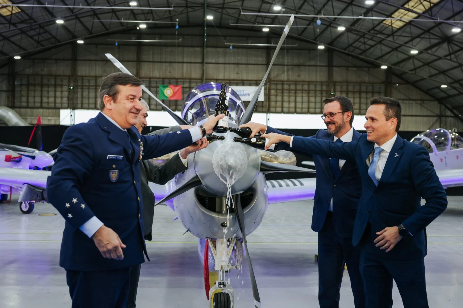 Integrantes da Força Aérea Portuguesa e da Embraer batizam o A-29N (Embraer)
