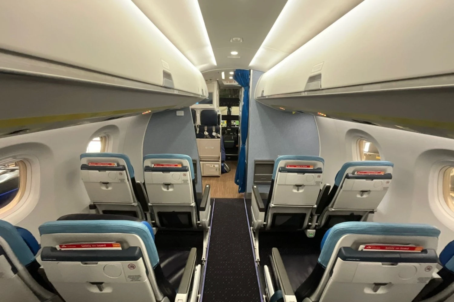 KLM Cityhopper E195-E2 cabine principal