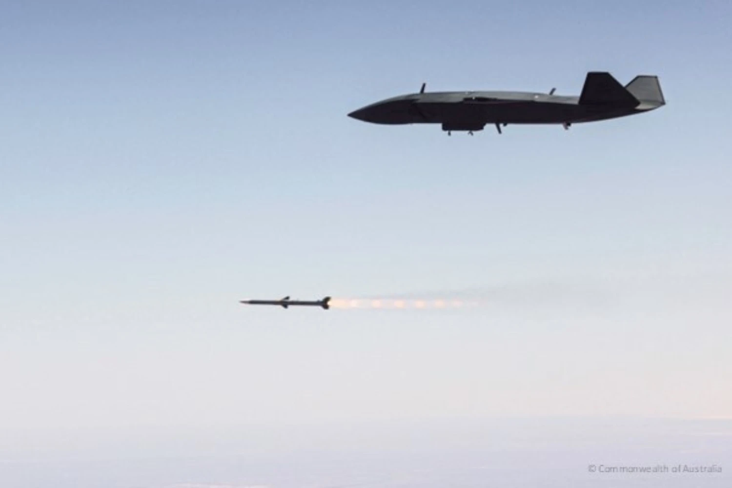 Drone MQ-28 Ghost Bat realiza o primeiro disparo autônomo de míssil ar-ar