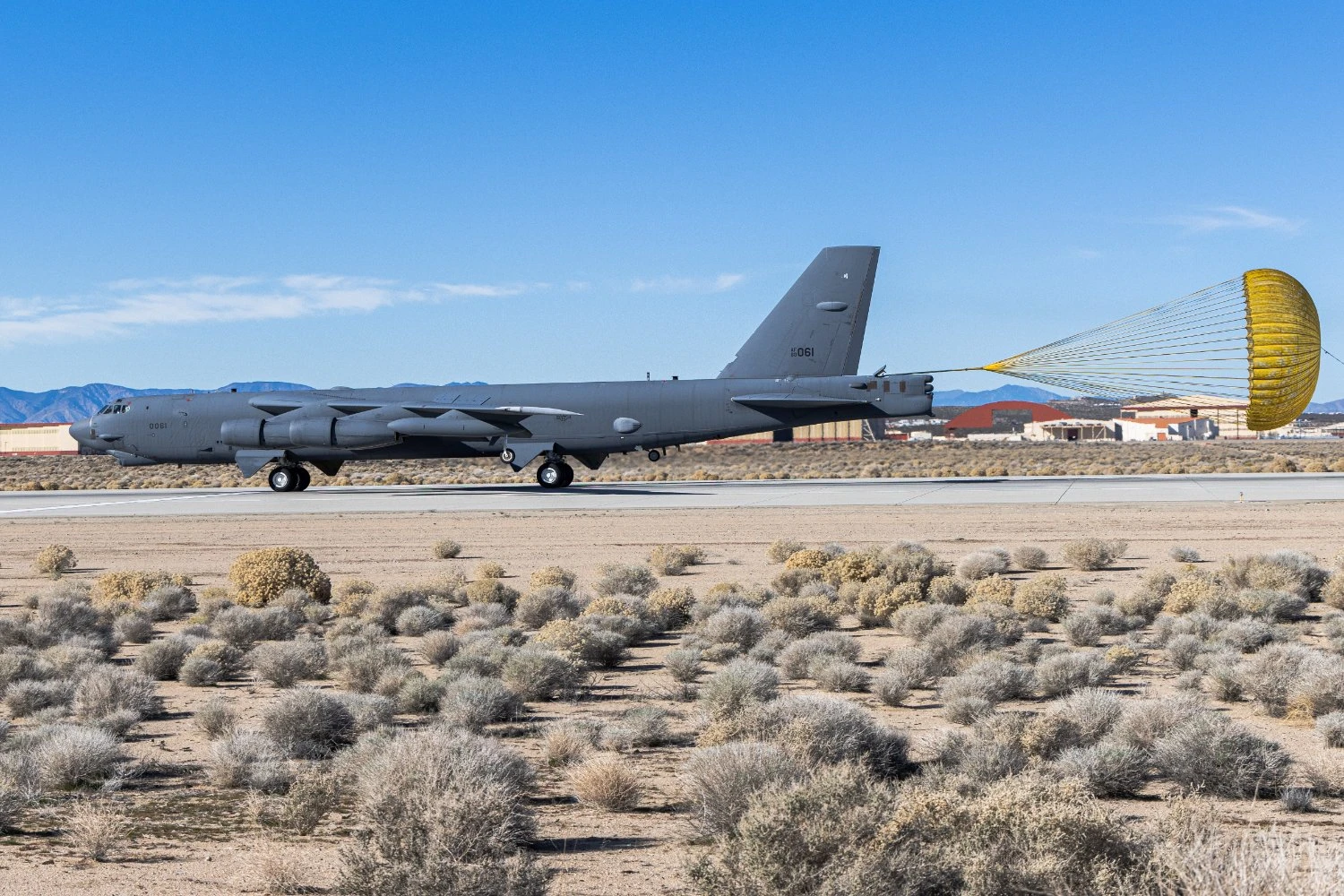 Bombardeiro B-52 que testava novo radar cai logo após decolar nos EUA