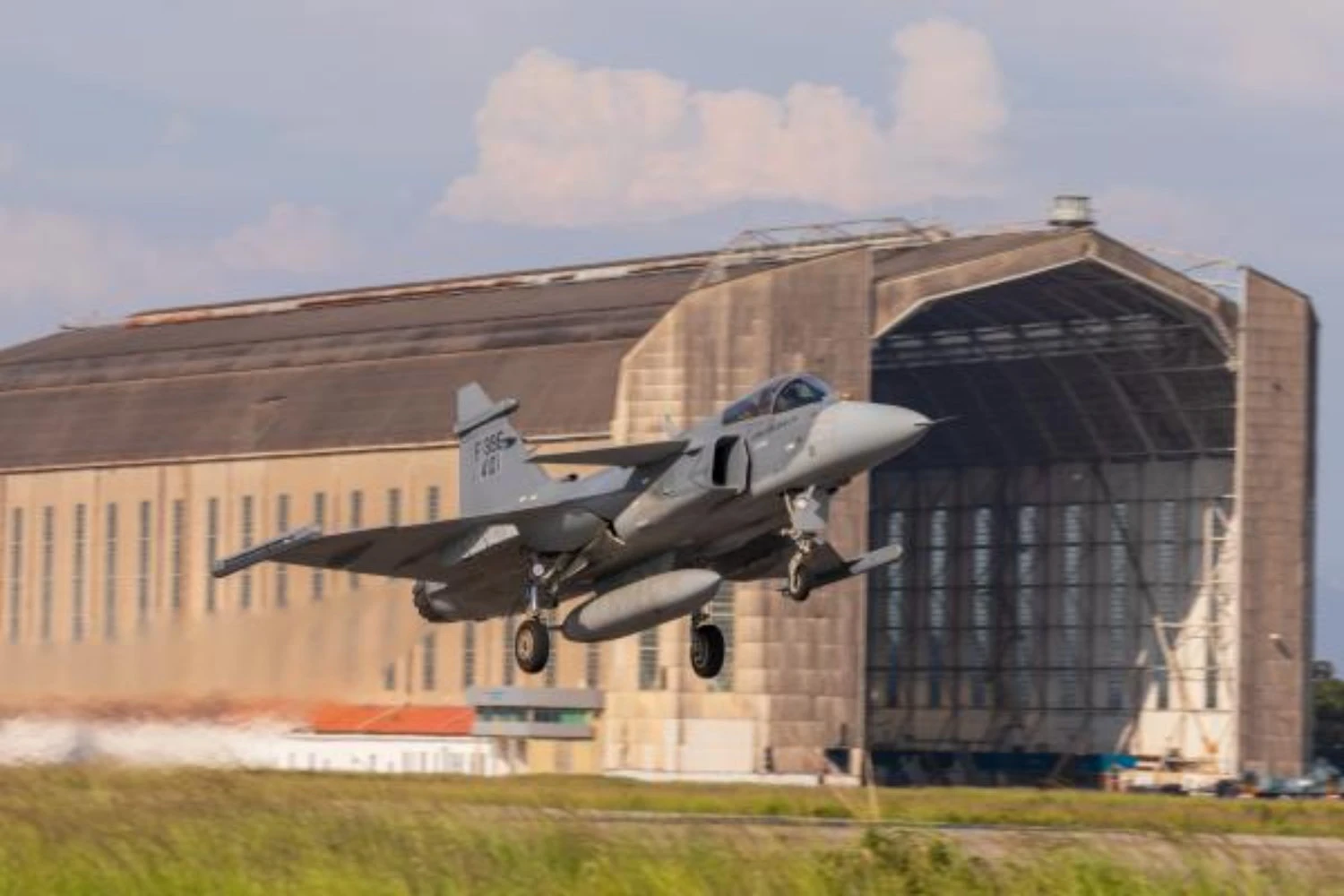Caça Gripen F-39E realiza primeiro exercício de tiro aéreo com canhão