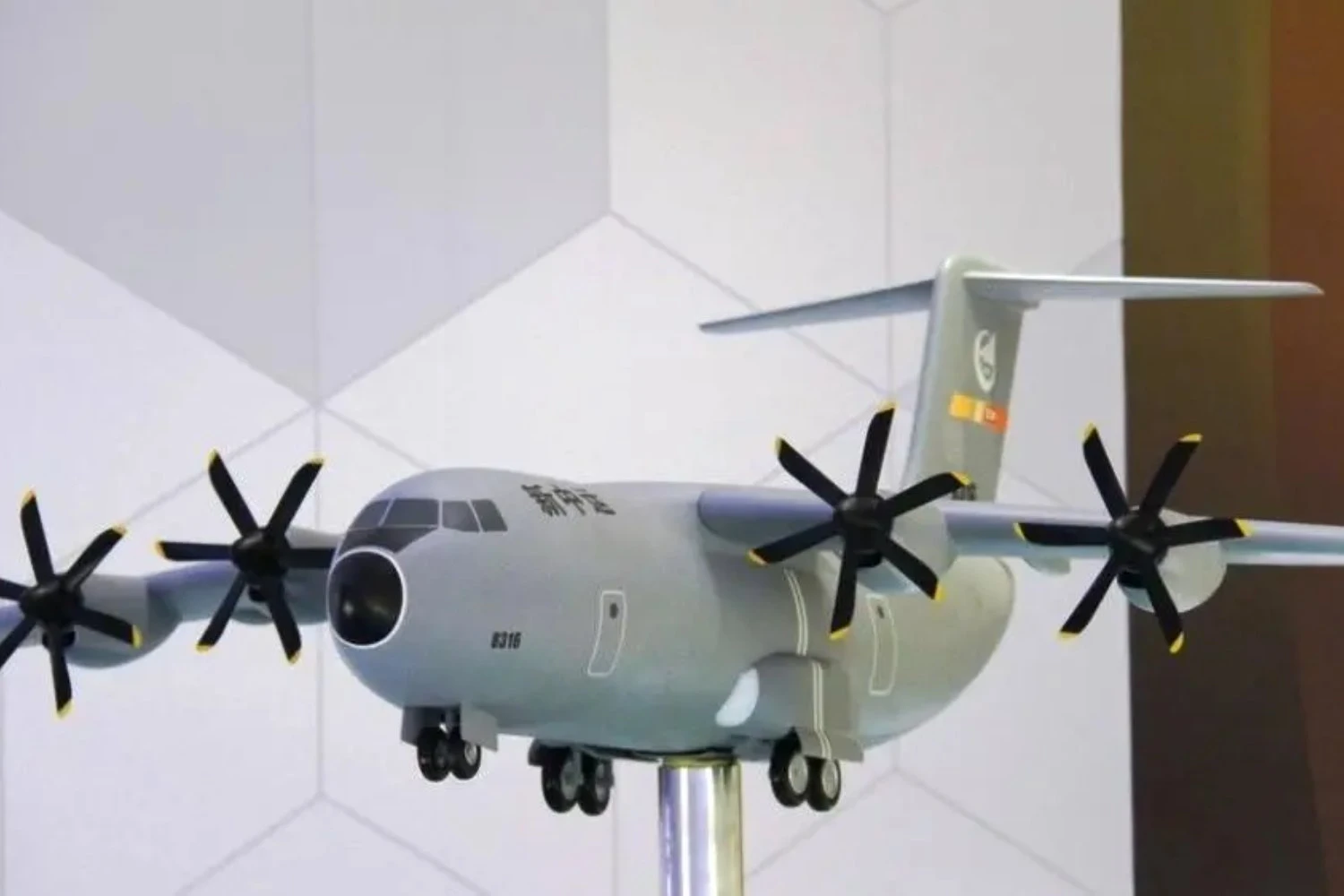 O novo avi&atilde;o cargueiro turbo&eacute;lice chin&ecirc;s visto em um modelo