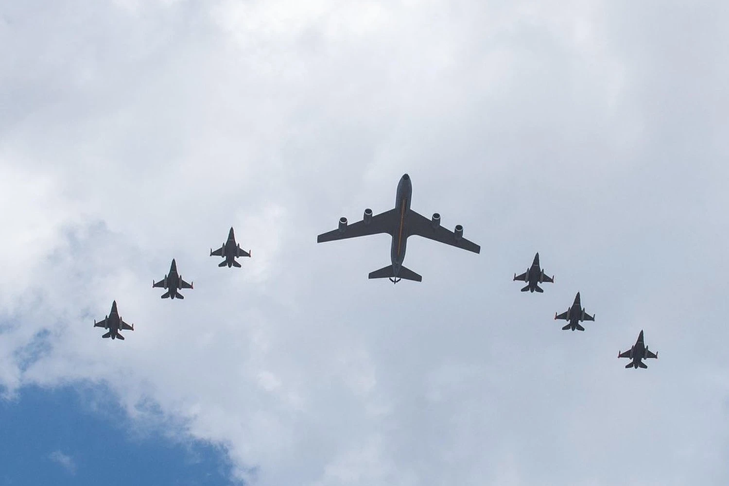 Os seis F-16 e um dos KC-135R dos EUA ao chegarem a Argentina (FAA)