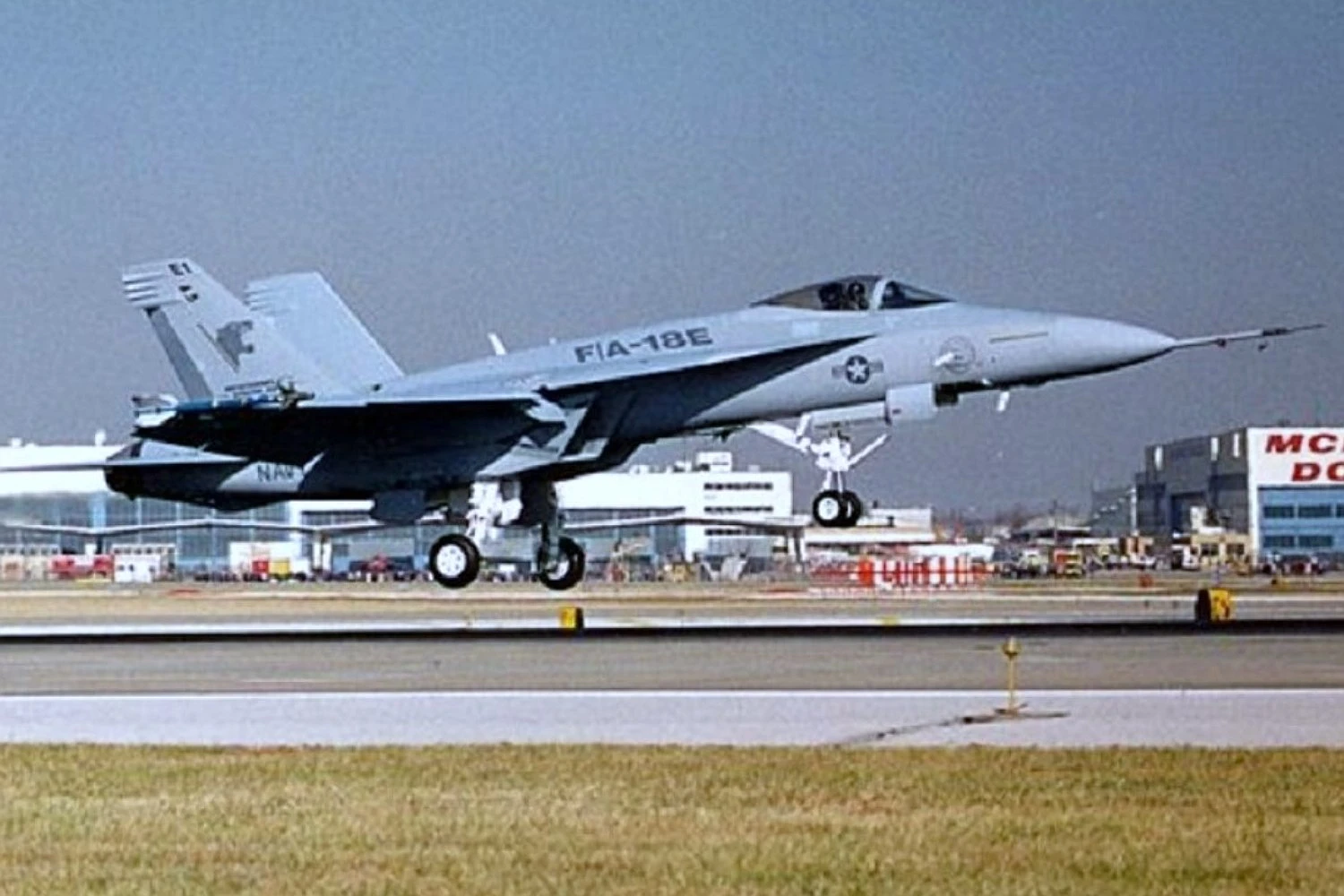 Primeiro voo do F/A-18E Super Hornet