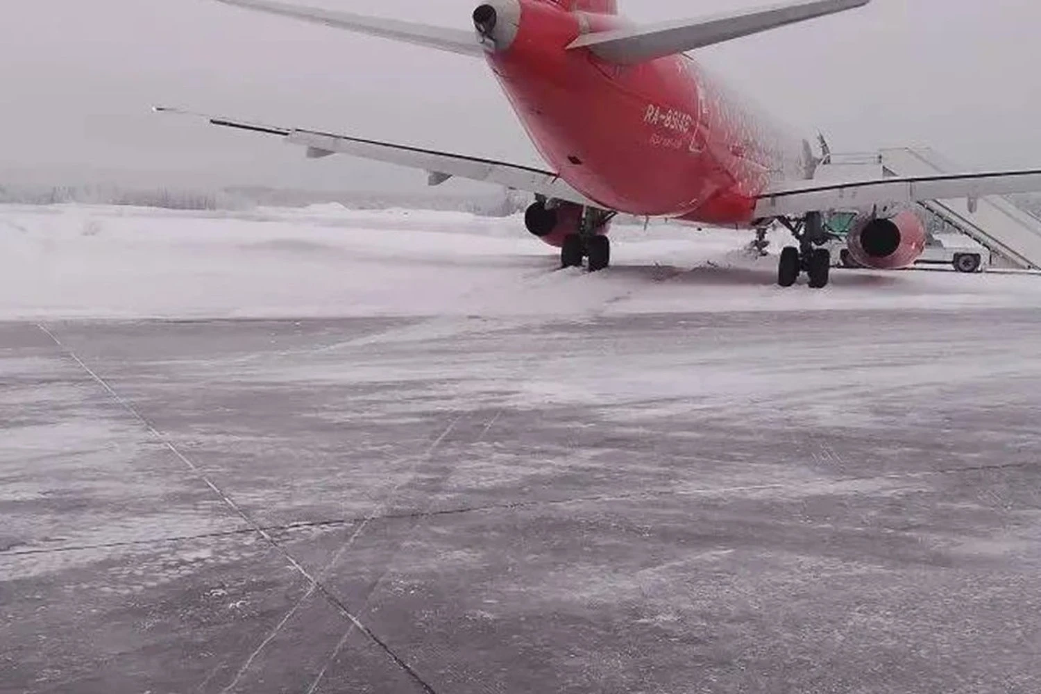 A aeronave deslizou para fora da pista na neve.