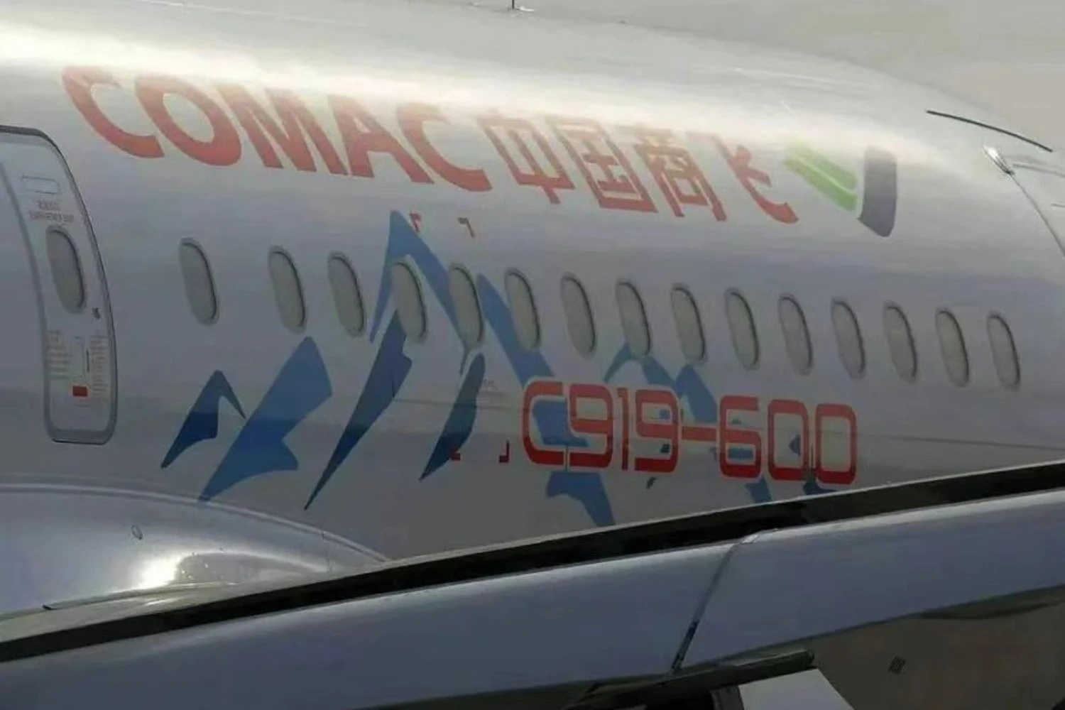 A vers&atilde;o encurtada do C919 pode ser identificada pela &uacute;nica janela de emerg&ecirc;ncia no meio da fuselagem (Reprodu&ccedil;&atilde;o)