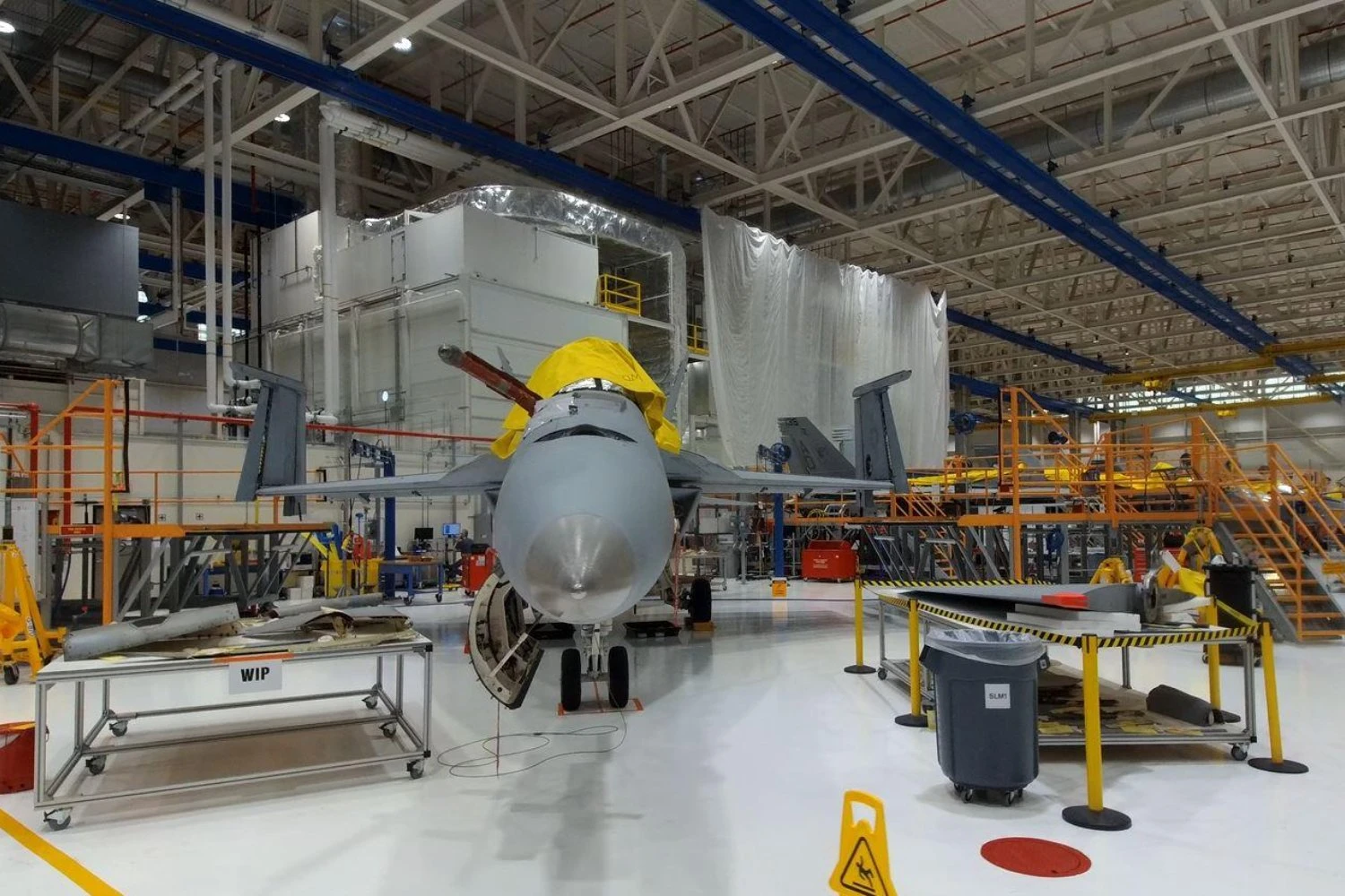 Ca&ccedil;a Super Hornet na f&aacute;brica de St. Louis