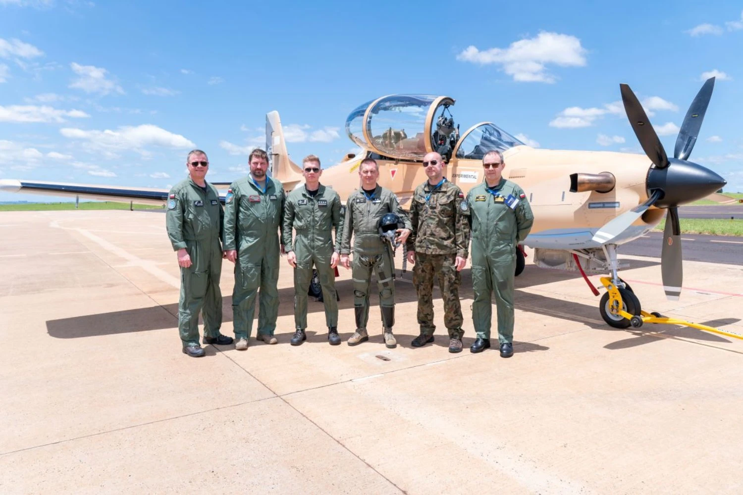 Integrantes da Força Aérea Polonesa conheceram o A-29 (Embraer)