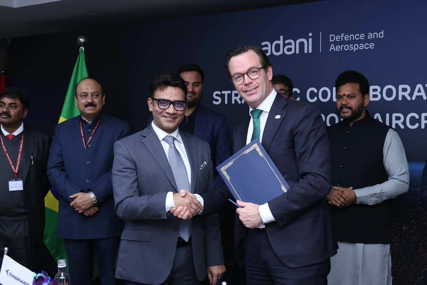Jeet Adani, Diretor, Adani Defence & Aerospace, e Arjan Meijer, CEO da Aviação Comercial na Embraer (Embraer)